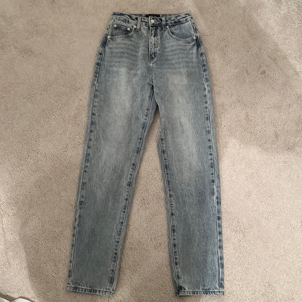 White fox Who’s that straight leg jean washed blue